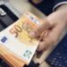Shqiptarët marrin kredi në bankë që t’u paguajnë borxhet bankave