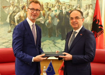 Ambasadori i BE i dorëzon progres-raportin Begajt