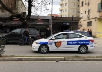 Elbasan/Mësuesi kanos një person me benzinë, kërkon shpërblim për dëmtim reputacioni