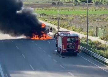 Digjet një kamion në Bypass-in e Fierit, bllokohet autostrada