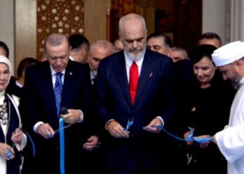 Rama dhe Erdogan presin shiritin, inaugurohet xhamia e Namazgjasë