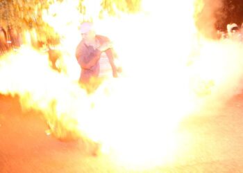 Aktivistja e PD: “Më dogjën babin, flakadanët iu hodhën tek këmbët”