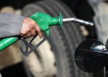 Shqiptarët imunë ndaj uljes së çmimit të naftës, por jo ndaj rritjes