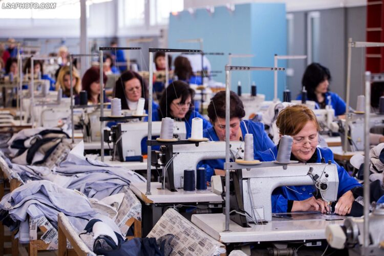 Punetore te nje fabrike fasonesh te kompanise "Felix", ne qytetin e Shkodres./r/n/r/nWorkers, of a factory on apparel company "Felix", in Shkodra.