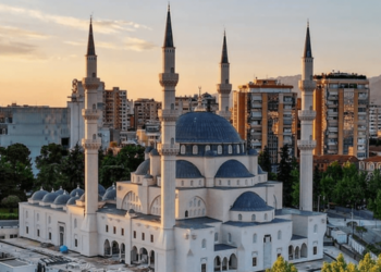 Xhamia e Namazgjasë hapet nesër nga Erdogan, imami Gazment Teqja në krye