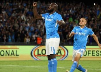 Napoli fiton me Comon, tenton arratisjen në krye