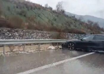 Aksident në Tiranë-Elbasan, njëri nga mjetet përmbyset