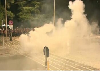 Përplasja te Parlamenti, policia hedh gaz lotsjellës kundër protestuesve