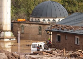 Përmbytjet në Bosnje: 40 të zhdukur, Kroacia ofron 10 milionë euro