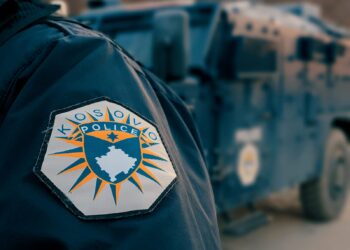 Kosovë, përfshihet nga flakët godina e policisë