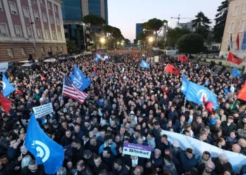Protesta e opozitës në Tiranë, bllokohen 15 akse rrugore përpara Kryeministrisë