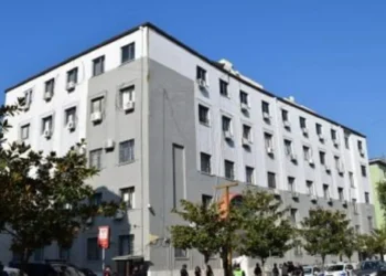 Tre zyrtarë të Bashkisë Rrogozhinë në ‘arrest me burg’, dy të tjerë lirohen