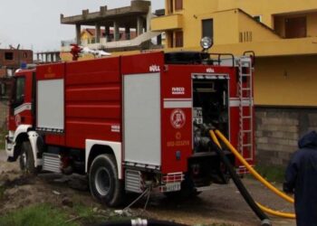 Bie nga lartësia punonjësi i zjarrfikëses