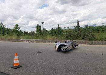 Drejtuesi i motorit të vjedhur aksidentohet në aksin rrugor Lezhë-Mamurras