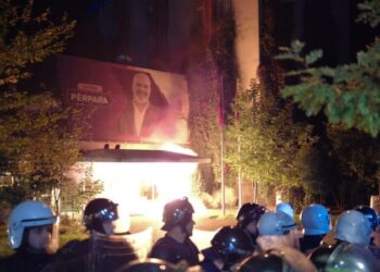 Molotov drejt selisë së PS, digjet banderola me foton e Ramës