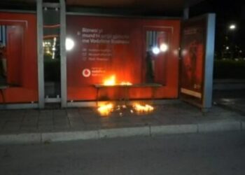 Protesta/ Hidhet benzinë tek stacioni i autobusit, marrin flakë stolat