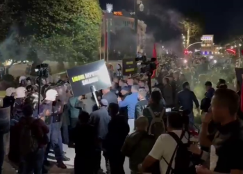 VIDEO/ Deputetët e PD përleshen me policinë, protestuesit hedhin molotov