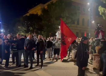 VIDEO/ Policia përdor gaz lotsjellës, një qytetare ndihet keq