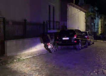 Korçë, drejtuesi i motomjetit humb kontrollin dhe përplaset me murin