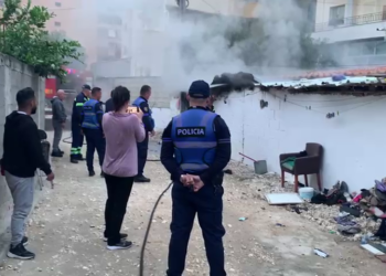 Lushnjë/ 3 shtëpi përfshihen nga flakët, dyshohet për shkëndije elektrike