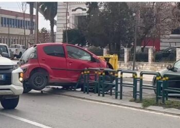 Aksident në ‘Rrugën e Elbasanit’, ‘Golfi’ hipën në trotuar, kalimtarët shpëtojnë