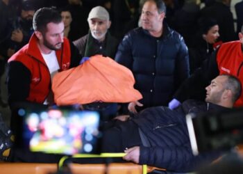 Protestë e tensionuar/  Një qytetar transportohet me barelë