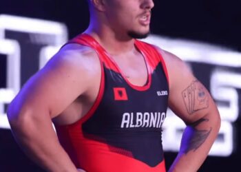 Peshëngritësi Ertjan Kofsha i dhuron medalje ari Shqipërisë