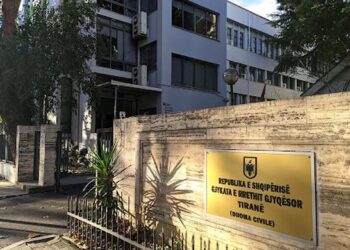 Mashtrimi me kriptomonedhat, gjykata lë në burg 12 të arrestuarit