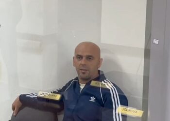 Vëllai i viktimës përballet me Dan Hutrën