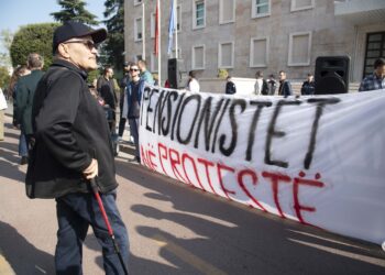 Pensionistët në protestë/  Të rinjtë dhe studentët të na bashkohen