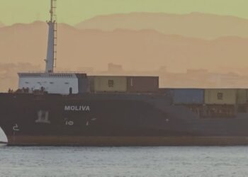 Mbetjet toksike/ Anija “Moliva” ankorohet në Portin e Durrësit