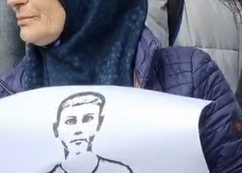 Me lot në sy, prindërit protestojnë te shkolla “Fan Noli”