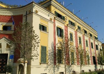 Bashkia Tiranë bllokon llogaritë bankare të bizneseve për taksën e pronës