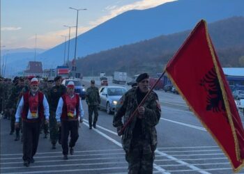 Dita e Flamurit/ Veteranët e UÇK organizojnë ceremoni ushtarake në Morinë
