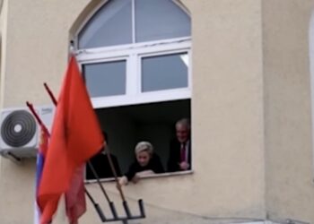 Kryetarja e komunës, Ardita Sinani ngre Flamurin e Shqipërisë në Preshevë