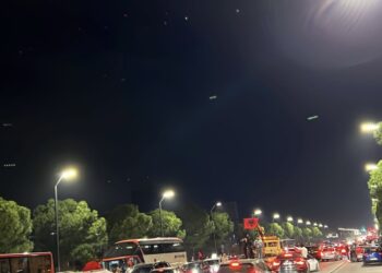 Tirana në festë, të rinjtë me flamuj kuqezi bllokojnë rrugët