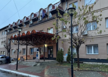 Sulmohet me granatë objekti i komunës në Zveçan