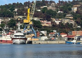 Meloni: Të hënën anija me 70 emigrantë shkon në Shqipëri