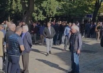 Vranë djem nënash/ Nis protesta në Shkodër