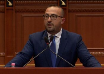 Procedohen 17 deputetë, Korreshi thirrje policisë