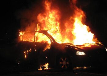 Tuneli i Kërrabës/ Përfshihet nga flakët, shkrumbohet automjeti