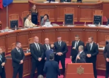 Tensione në Kuvend/ Bardhi përplaset me ministren e Arsimit