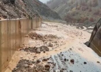 Akset rrugore të bllokuara nga moti i keq, Ministria e Mbrojtjes apelon për kujdes