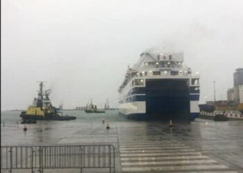 Anulohen lundrimet Durrës-Bari për shkak të motit të keq