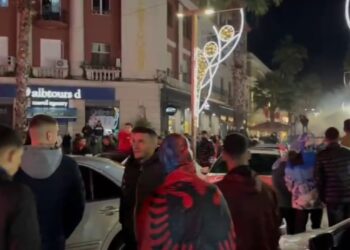 Durrësi ‘vishet’ kuqezi për festat kombëtare