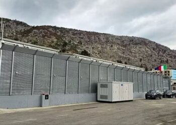 Operatorët e qendrave të emigrantëve largohen nga Shëngjini dhe Gjadri