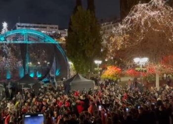 Pavarësia e Shqipërisë/ Shqiptarët festojnë me valle në mes të Athinës