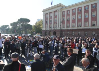 Pensionistët sërisht në protestë