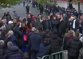 “Politikan i Rrënuar Moralshëm”/ Përfundon protesta para Bashkisë së Tiranës