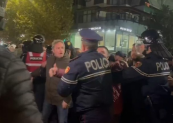 Deputetët përplasen me policinë gjatë protestës